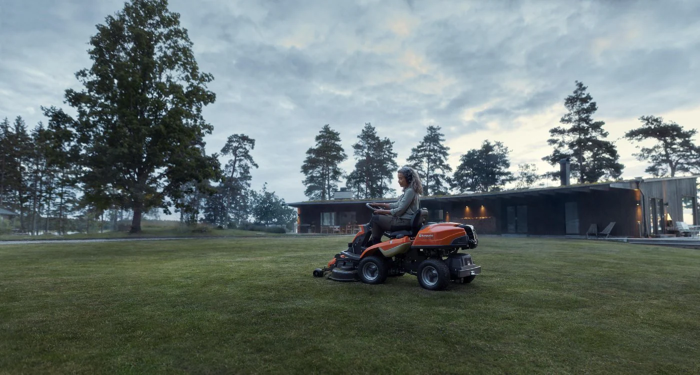 Husqvarna Profi-Frontmäher R 216T AWD Combi 103 Winterpaket mit Schneeschild und Gummileiste - Image 4