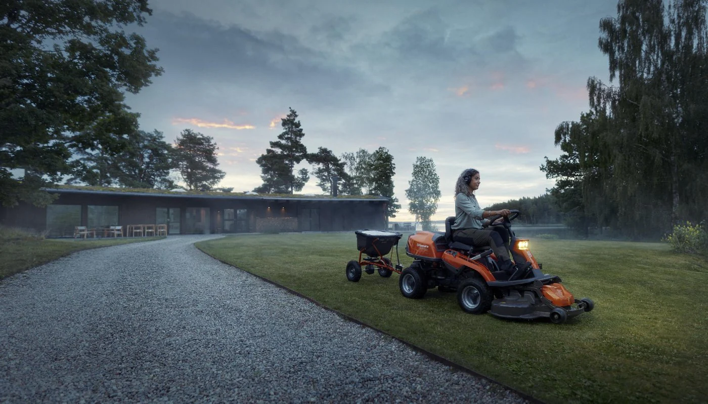Husqvarna Profi-Frontmäher R 216T AWD Combi 103 Winterpaket mit Schneeschild und Gummileiste - Image 5
