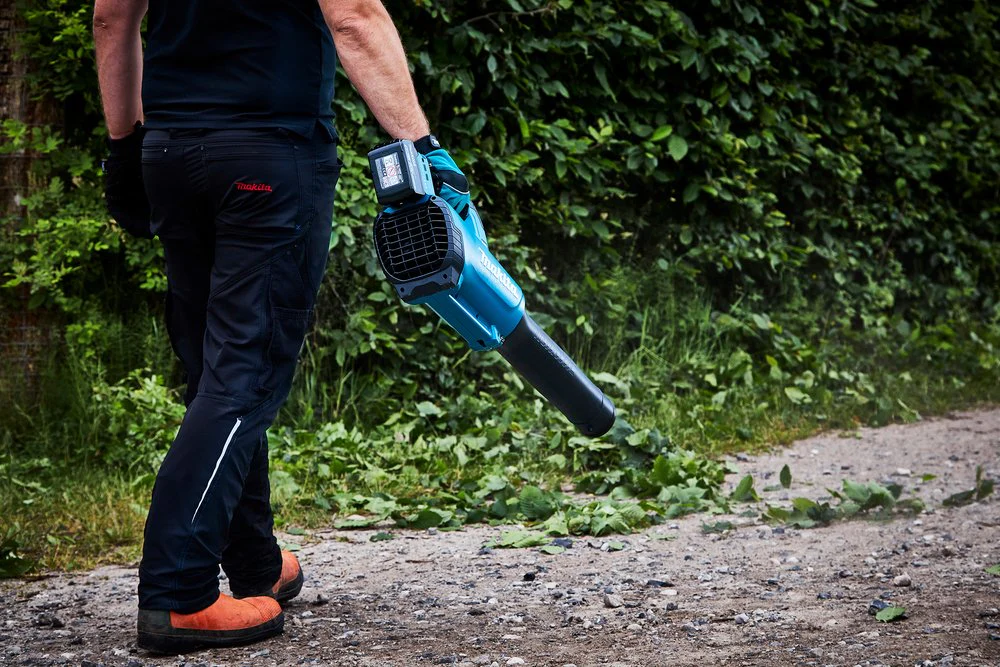 Makita Akku-Laubbläser DUB184RF mit 3,0 Ah Akku & Ladegerät - Image 2