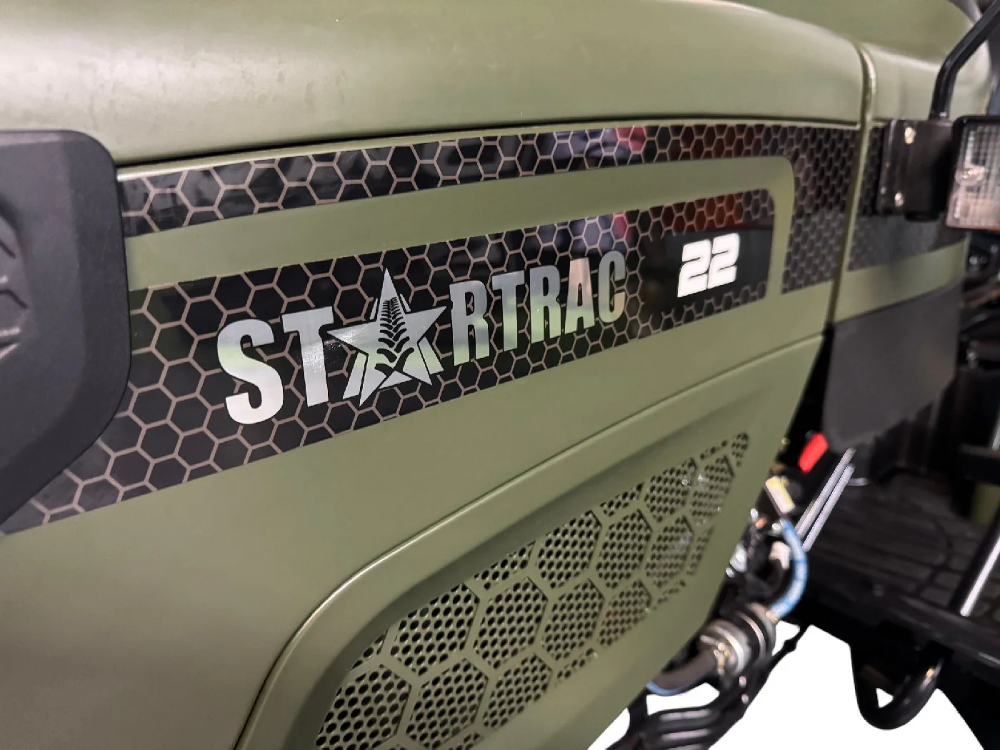 Startrac Allrad-Kleintraktor 22 Nato-Grün mit Ackerstollenbereifung - Image 11