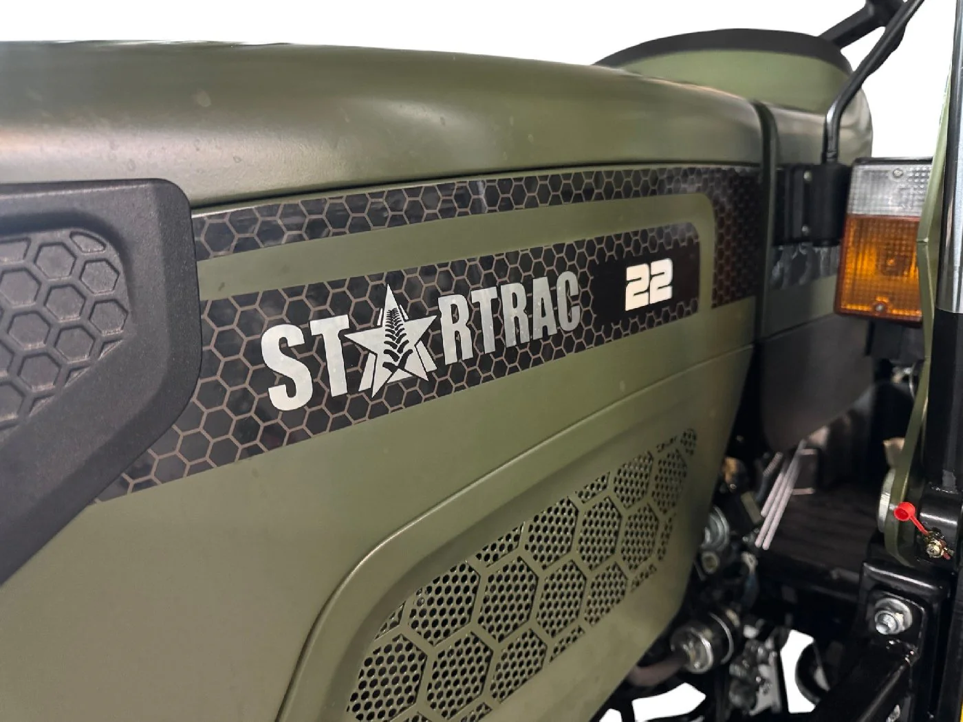 Startrac Allrad-Kleintraktor 22 Nato-Grün mit Ackerstollenbereifung + Frontlader inklusive Schaufel - Image 9